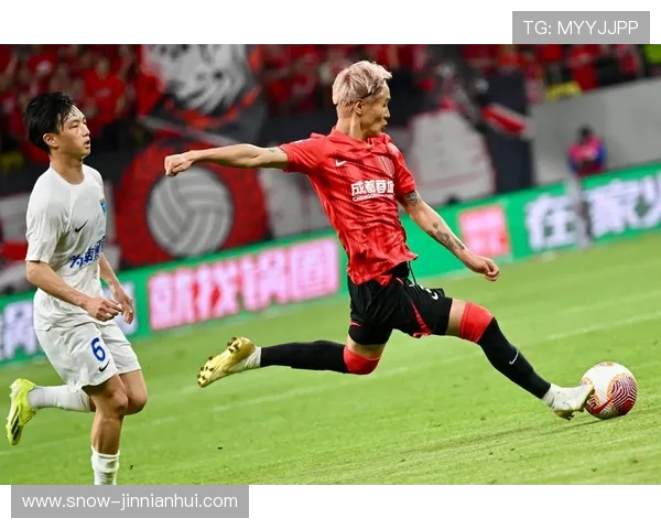 足球英雄闪耀赛场 展现巅峰技艺与无限激情 球迷热血沸腾的瞬间